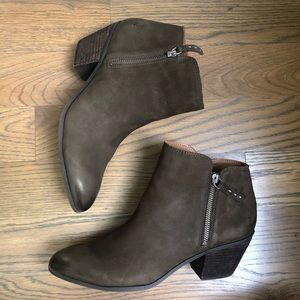 NWOT Frye Judy / Judith zipper ankle booties